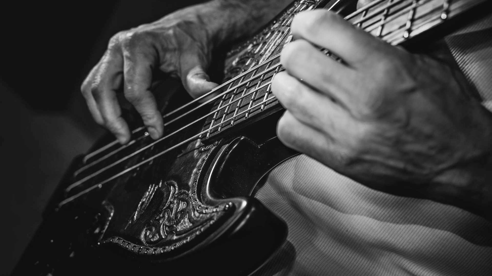 Schwarz Weiss Nahaufnahme von Bass-Gitarre