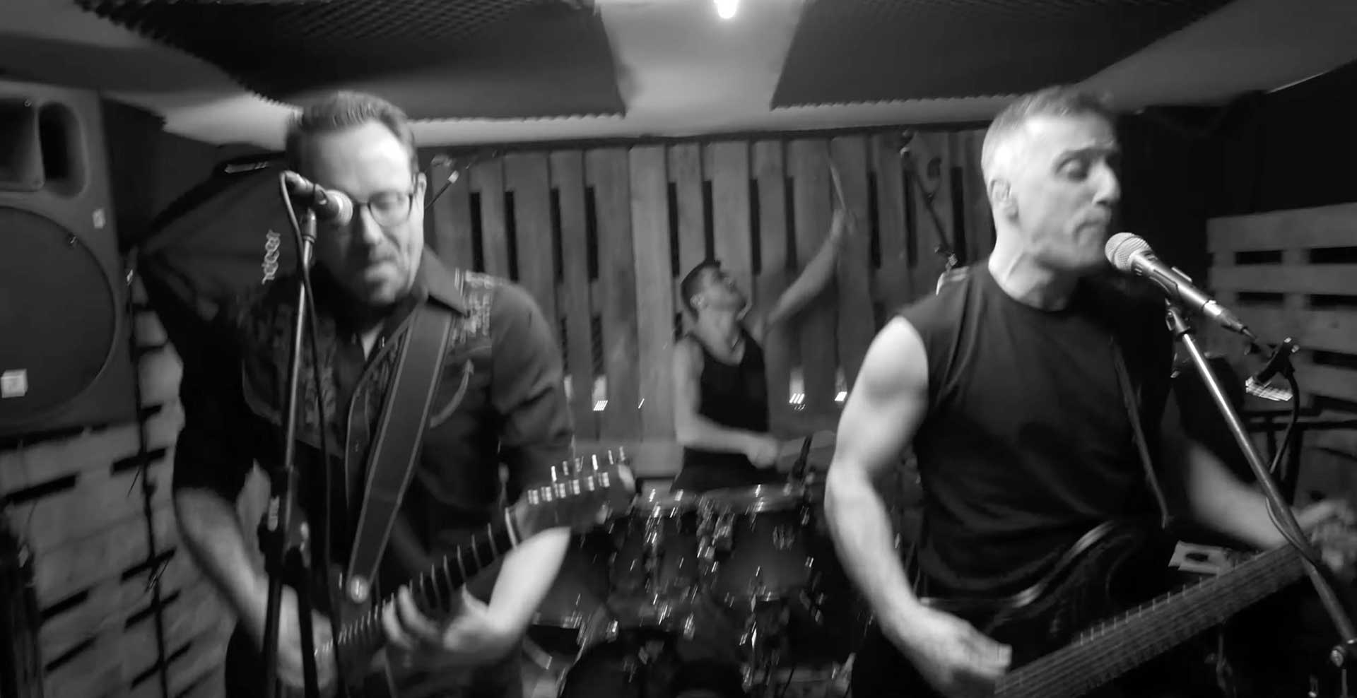 Schwarz Weiß Foto der Band während eines Bühnenauftritts