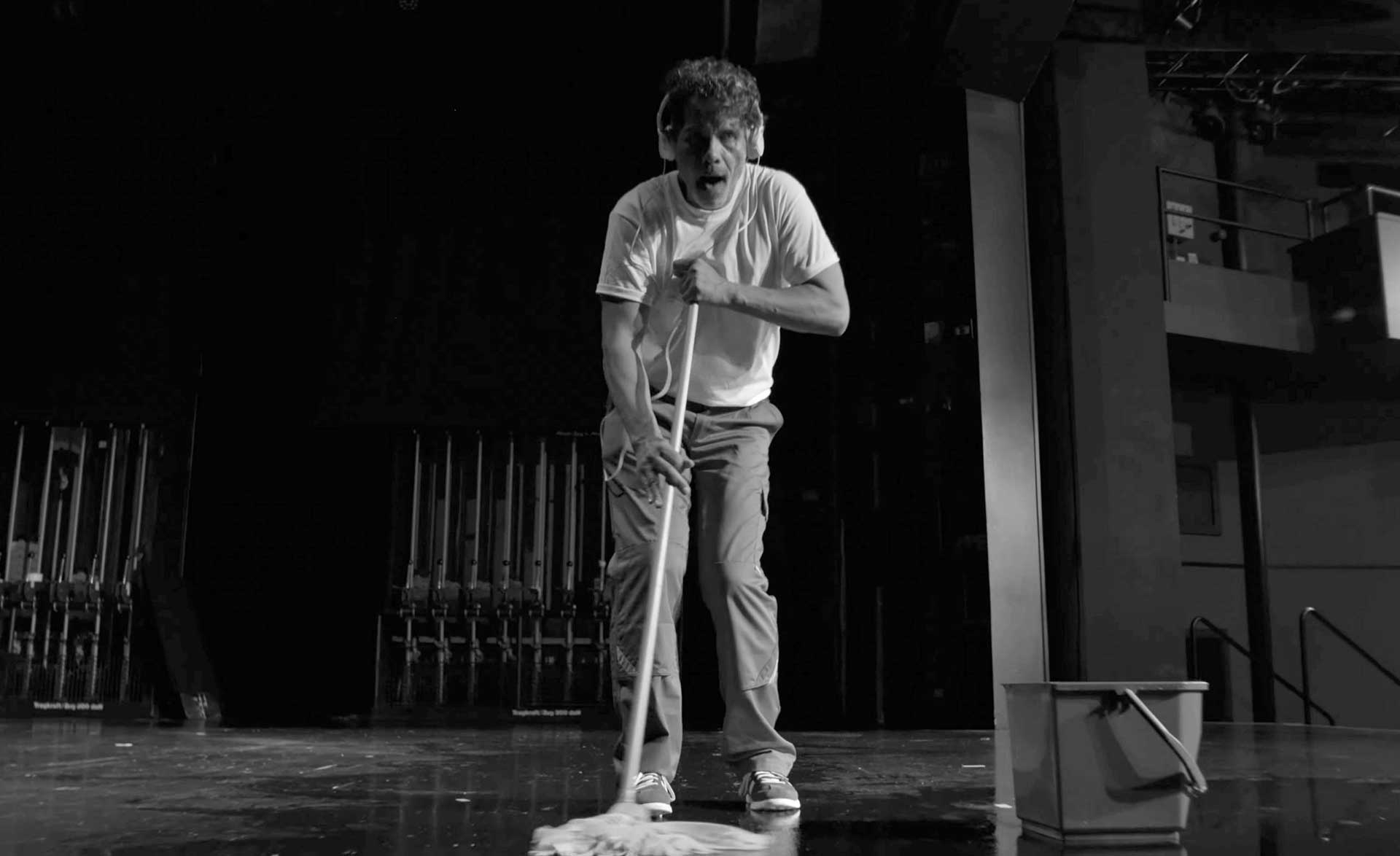Schwarz Weiß Foto eines Schauspielers vom Video Freesoul